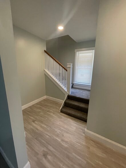 Building Photo - 557 W Graisbury Ave