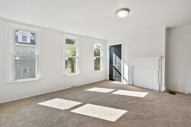 Building Photo - 2 bed 1 bath - great location, spacious, l...