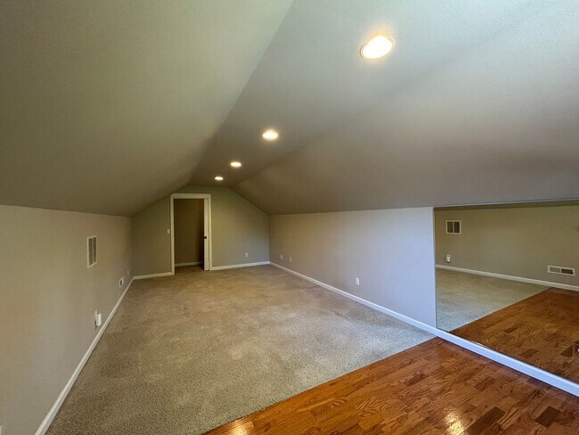 Building Photo - Well Maintained 3 Bedroom / 2 Bathroom Hom...