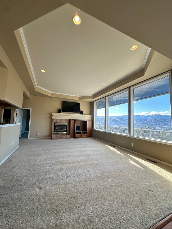 Building Photo - Stunning 4 Bedroom Briarwood Home with City View - MOVE IN SPECIAL $200 OFF