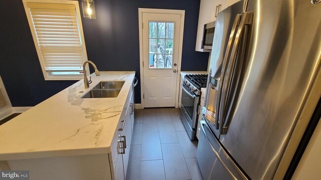 Building Photo - 417 Burbank St SE