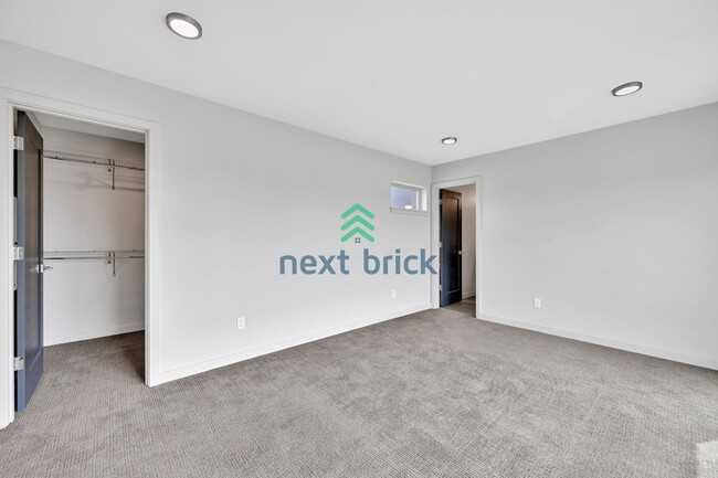 Building Photo - Sleek and Spacious Townhome with Gourmet K...