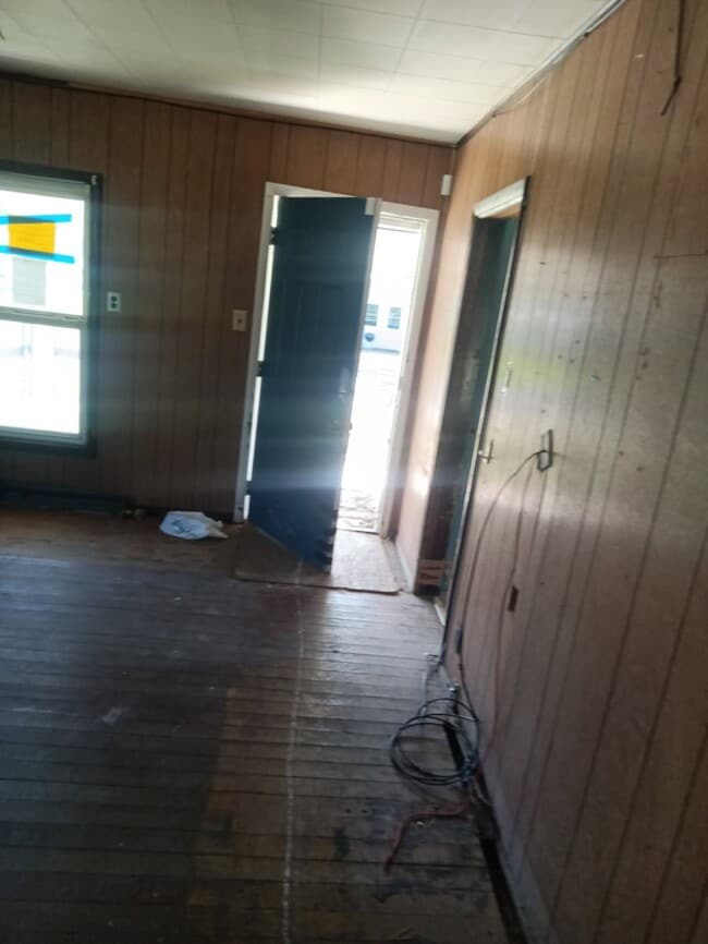 Building Photo - 313 S Dye St