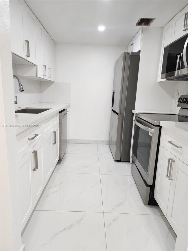 Building Photo - 7101 Miami Lakes Dr