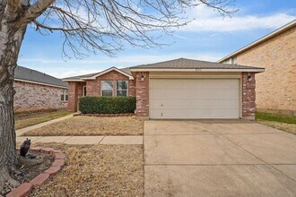 Building Photo - Charming 3BD/2BA with fireplace