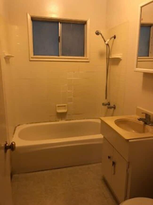 Building Photo - One bedroom Apartment