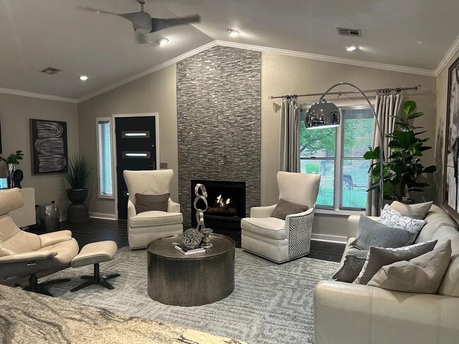 Building Photo - Available August 1st! Beautifully Remodele...