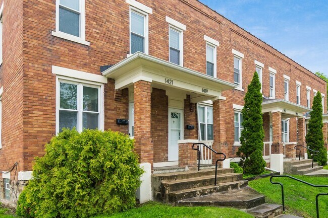 Building Photo - Fully renovated...extra half bath...laundr...