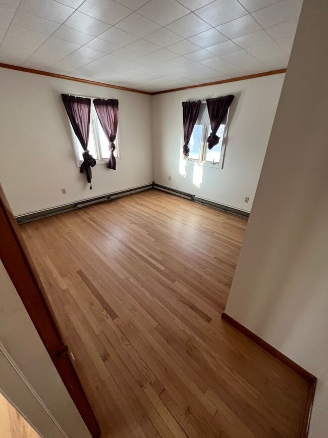 Building Photo - Spacious 3 Bedroom Home Available Septembe...