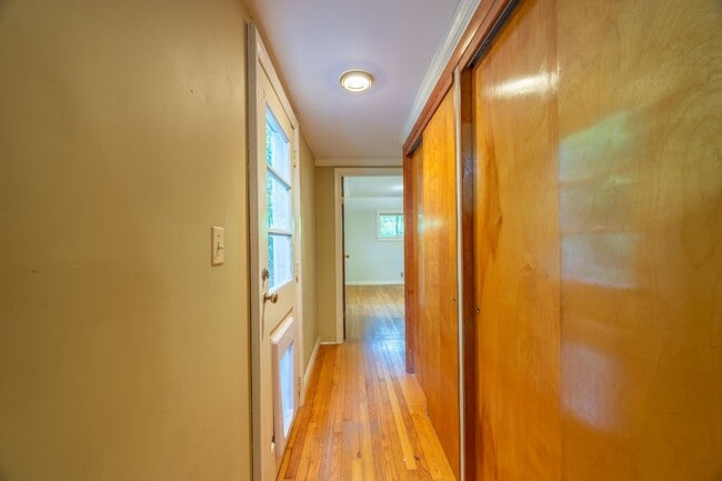 Building Photo - 3-Bedroom Ranch with Updated Kitchen