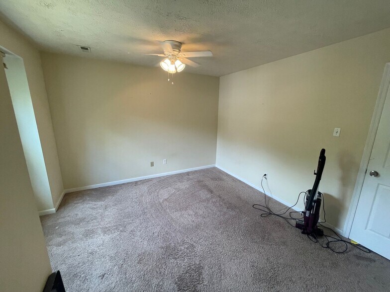 Building Photo - 2034 Airy Cir