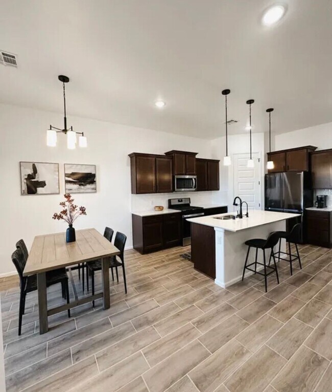 Building Photo - Beautiful newer townhome with Mountain View’s