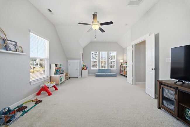 Building Photo - 1824 Hazelwood Rd