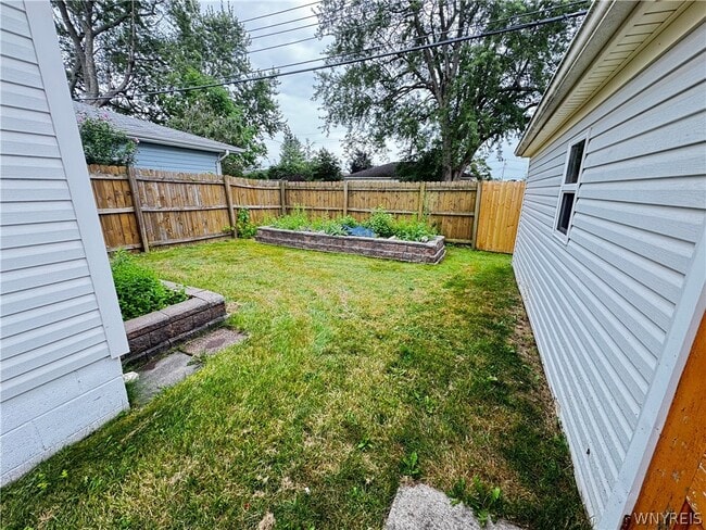 Building Photo - 13 Satinwood Dr