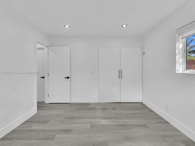 Building Photo - 2048 SW 37th Ave