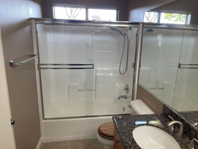 Building Photo - Spacious 4 Bedroom Townhouse Style Condo i...