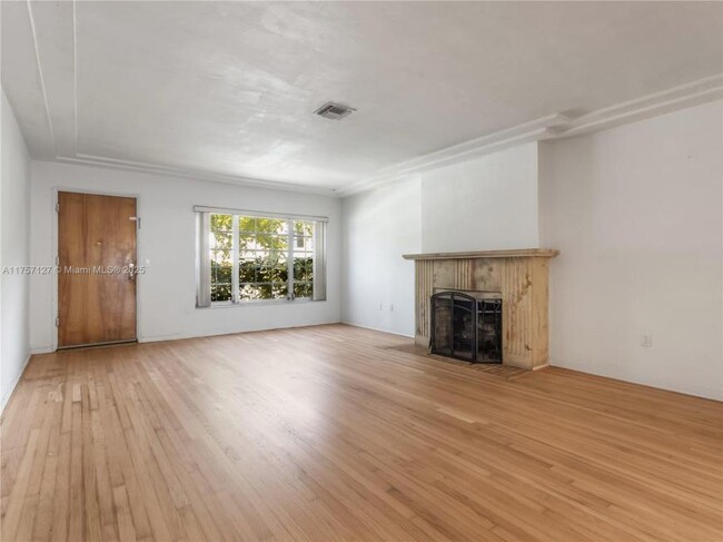 Building Photo - 3 bedroom in Miami FL 33147
