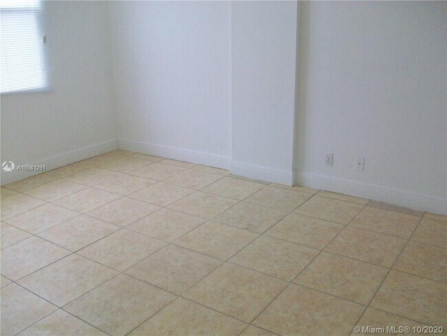 Building Photo - 115 Royal Park Dr