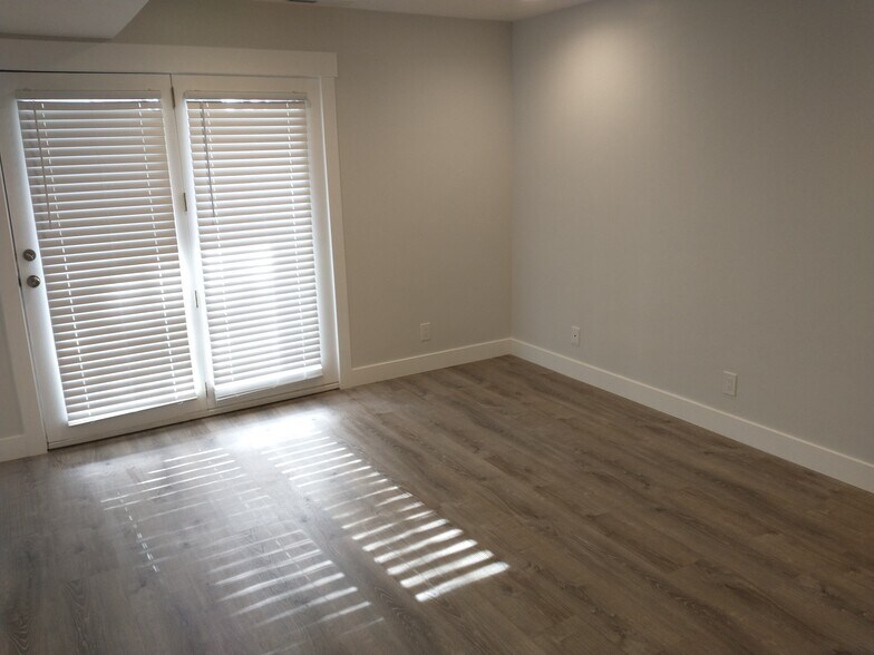 Building Photo - 275 S Valley View Dr