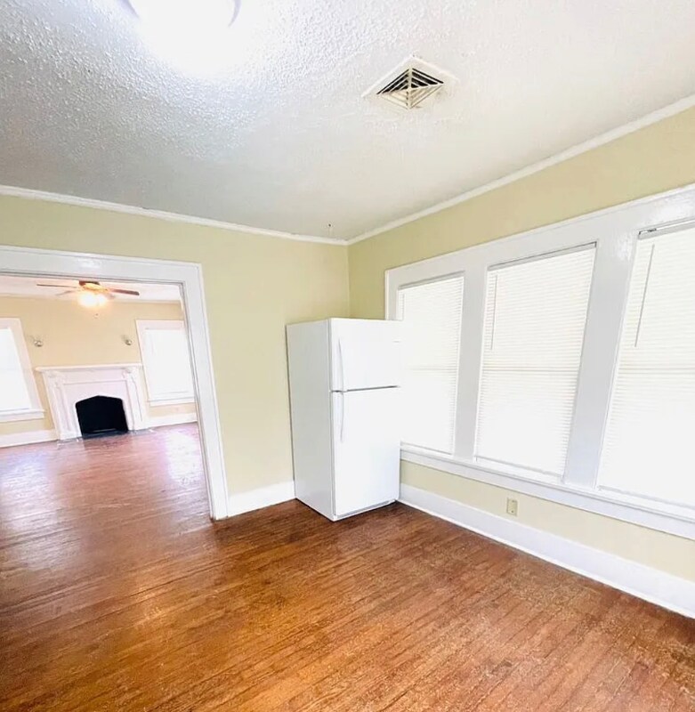 Building Photo - 2034 E 3rd St