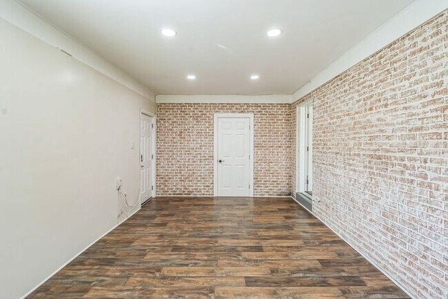 Building Photo - 8265 Warren Dr