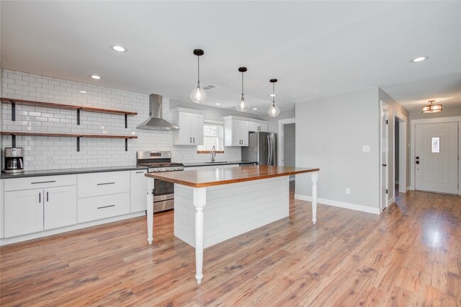 Building Photo - 966 Redway Ln