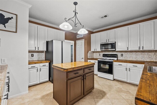 Building Photo - 3131 Bay Spring Dr
