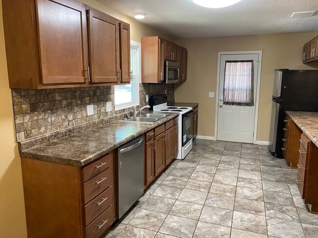 Building Photo - Spacious 4-Bedroom Home with Garage and Backyard in Milan!