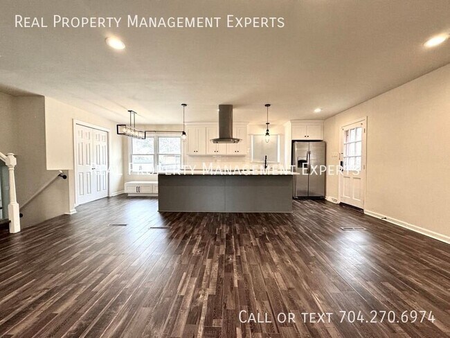 Building Photo - 900 Tally Ho Ct