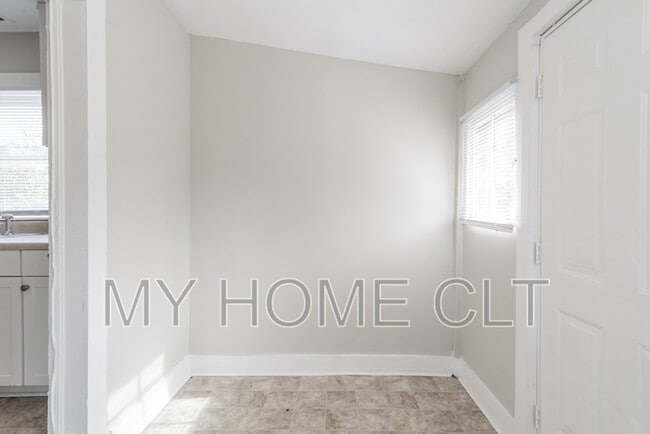 Building Photo - 1017 Holland Ave