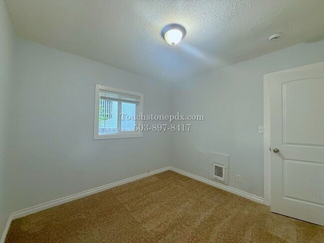 Building Photo - Brentwood-Darlington 2 Bed Apartment with Classic Charm and Parking