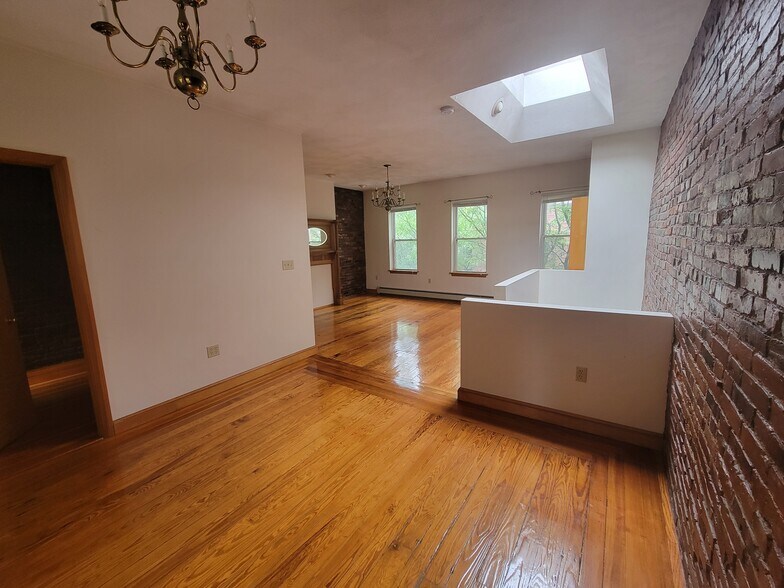 Building Photo - 67 Baldwin St