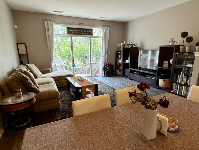Building Photo - 2427 Golf Ridge Cir