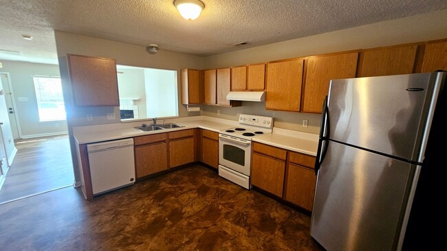 Building Photo - 2 BR 2.5 BA in Hunters Creek