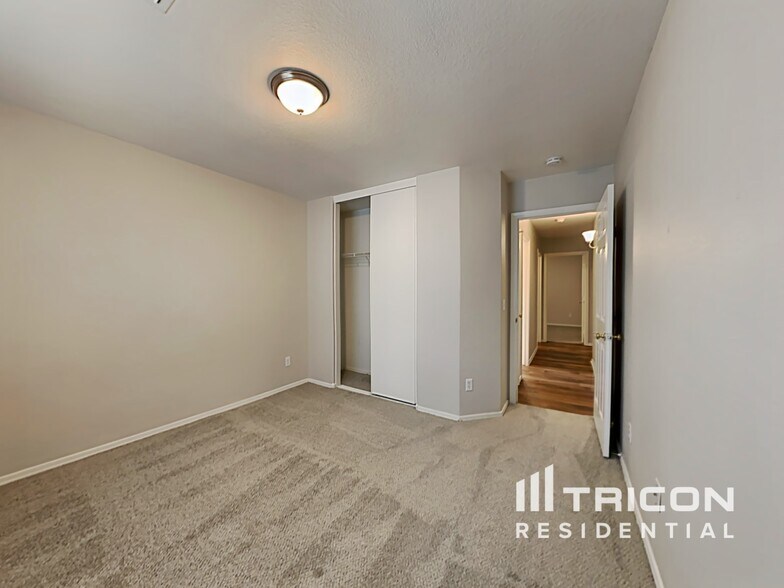 Building Photo - 1747 E Desert Rose Trail