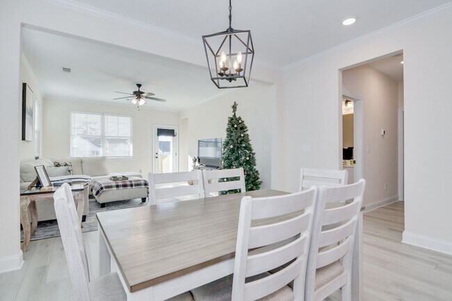 Building Photo - 3 Bedroom 2 Bathroom Ranch