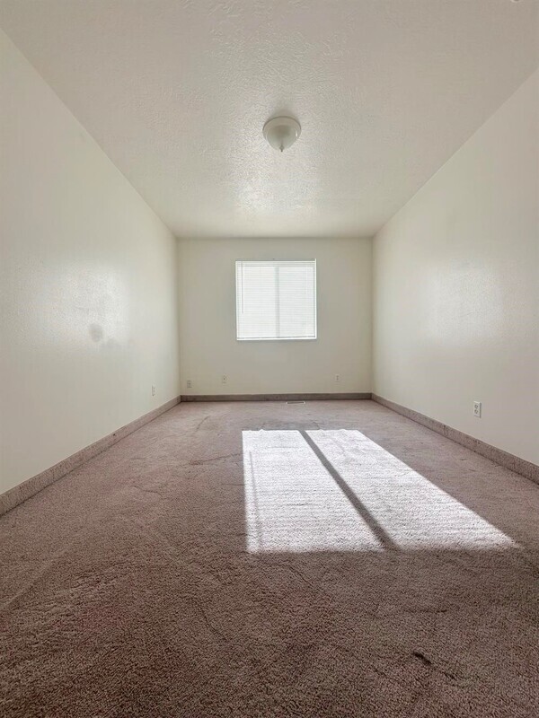 Building Photo - 1675 W 100 N