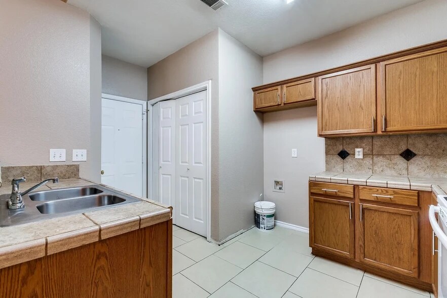 Building Photo - 5915 Lovingham Ct