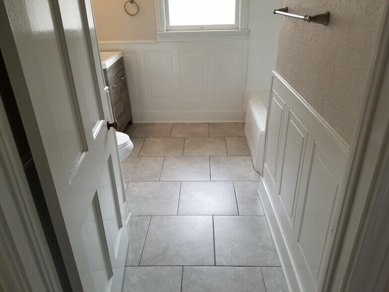 New refurbished bath - 1410 santa monica