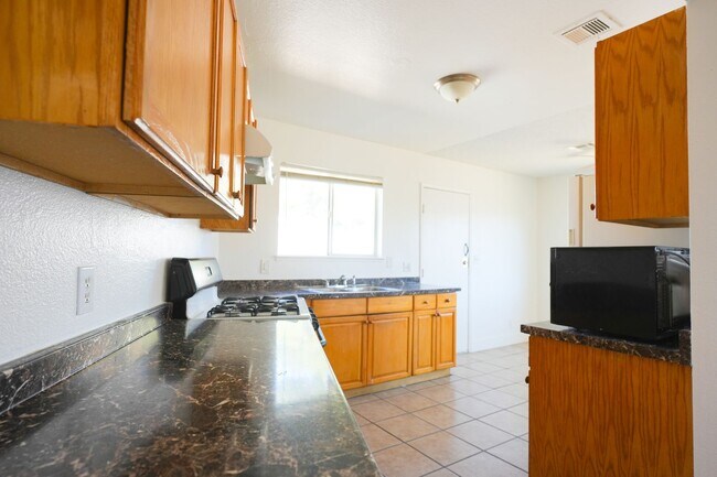 Building Photo - Updated 4 Bedroom / 2 Bathroom Home in Las Vegas