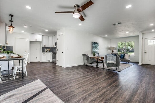 Building Photo - 6220 Blarwood Dr