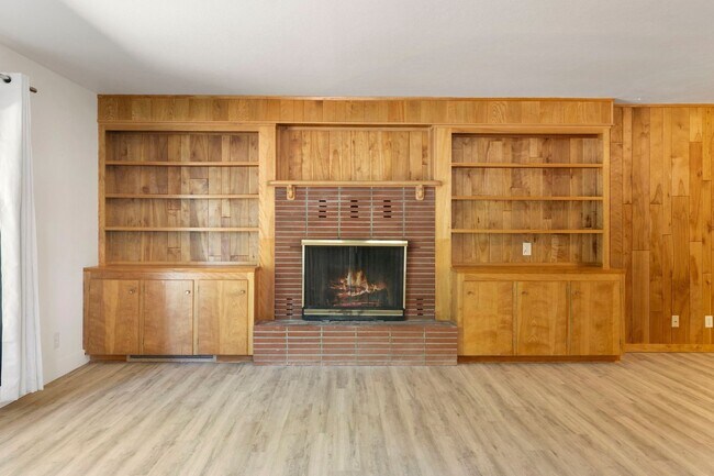 Building Photo - Reburbished 3bd/2ba, 2,275 sq ft home in Coconino Estates close to Hospital, park, downtown Flags...