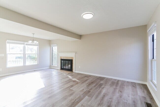 Building Photo - 5911 Vero Dr