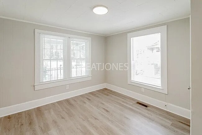 Building Photo - 608 77th Way S