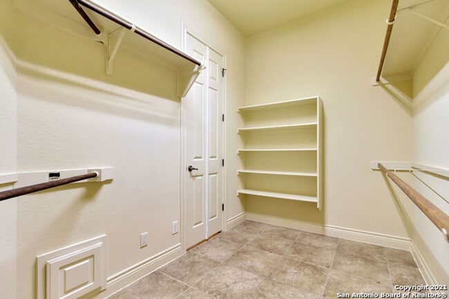 Building Photo - 4 Bedroom/4 Bath Champion Ridge Subdivision