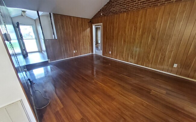 Primary Photo - 2121 Redwood St