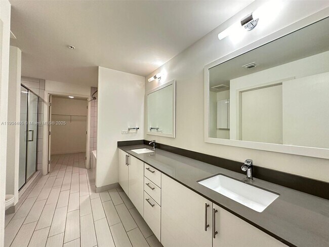 Building Photo - 999 SW 1st Ave