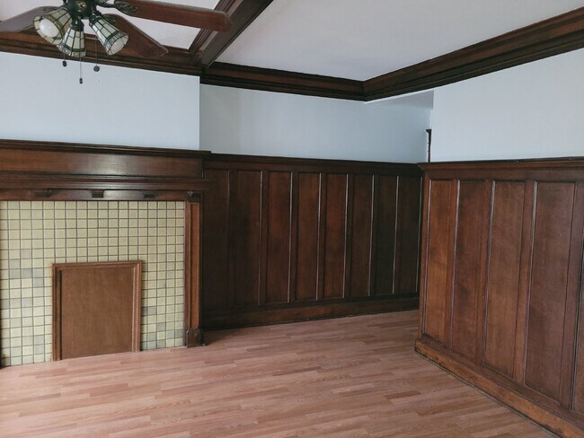 Building Photo - Two Bedroom Condo with Bonus Room in Shadyside