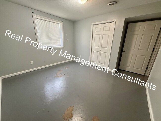 Building Photo - Move in Discount on 5-Bedroom Townhome