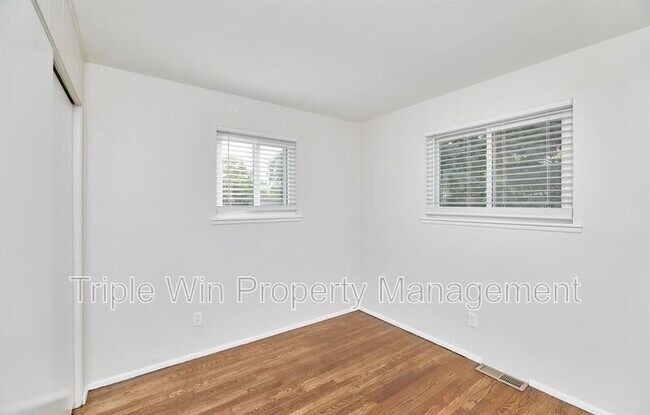 Building Photo - 803 Holiday Ave